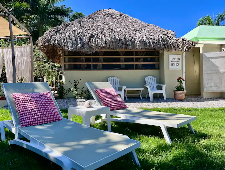 Casa de jardín por Petraki | Cerca de la playa